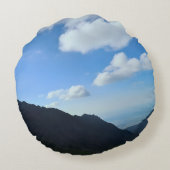 カルパチアの青空の山々 – ルーマニアの山岳アート ラウンドクッション (裏面)