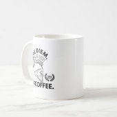 カルペディエムが最初のコーヒー – ヘルメット コーヒーマグカップ (正面左)