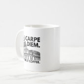 カルペディエムが最初のコーヒー – Colosseum コーヒーマグカップ (正面左)