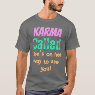 カルマが電話をかけたよ、あなたのところに来るって! Tシャツ