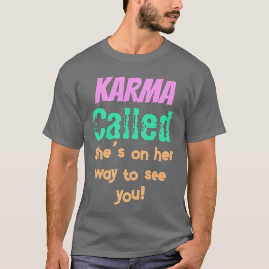 カルマが電話をかけたよ、あなたのところに来るって! Tシャツ (正面)