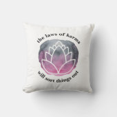 カルマことわざのホワイトロータスの法律感動的 クッション (正面)