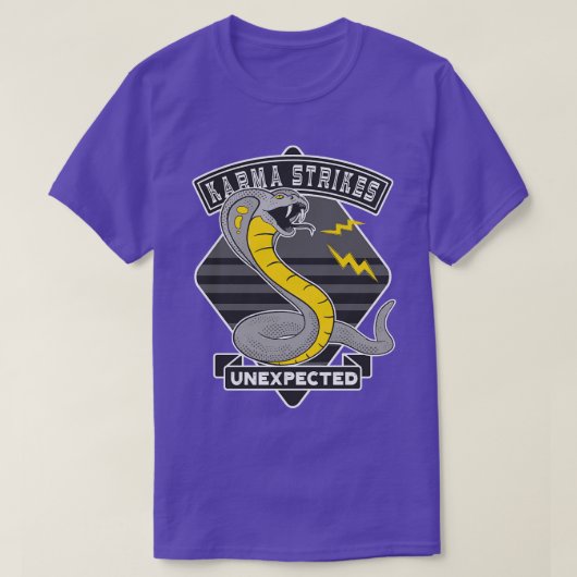 カルマはタトゥースネークコブラを攻撃 Tシャツ (デザイン正面)