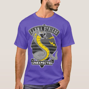 カルマはタトゥースネークコブラを攻撃 Tシャツ