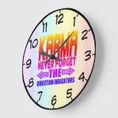 カルマは決して忘れ方向指標を示さない ラージ壁時計 (傾斜)