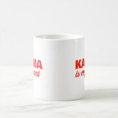 カルマは私の友達 太字の赤 コーヒーマグカップ (中央)