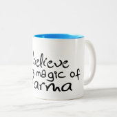 カルマ信じマ・マグ ツートーンマグカップ (正面右)