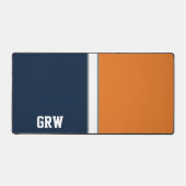 カレッジカラーズネイビーブルー&オレンジモノグラム デスクマット (正面)