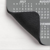 カレンダー – 灰色の背景 – 垂直 マウスパッド (コーナー)