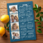 カレンダー（4枚のフォトコラージュ青） キッチンタオル<br><div class="desc">カレンダー付きの4枚のフォトコラージュ。新年のおもしろい項目。このデザインに4つの正方形の写真を追加。少し作業を行うと、オプションで背景色やカレンダーの色を変更しクリックて、色を選択で違うきる。キッチンで非常に便利なアイテム。このタオルは全ての日付の全年表示を示している。キッチンタオルに印刷されたカレンダーは、実用性と利便性を兼ね備え、ワークスペースをおもしろい時間管理ツールに変える。この革新的なデザインは、キッチンタオルに組み込まれた通年または月ごとのカレンダーのレイアウトを備えており、ユーザーはキッチンや冷蔵庫を乱雑にすることなく、カレンダーを追加して日付を追跡することができる。耐久性の高い素材を使用し、スケジューリングのクイックリファレンスを提供する。家庭のシェフや祖母やキッチンルーチンを持つ人に最適で忙しす。カレンダータキッチンタオル保は、指先で重要な日付を指し示し、宇宙の美意識と機能をブレンドすお洒落る救。</div>