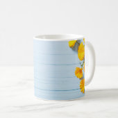 カレンデュラの花：青い木製背景 コーヒーマグカップ (正面右)