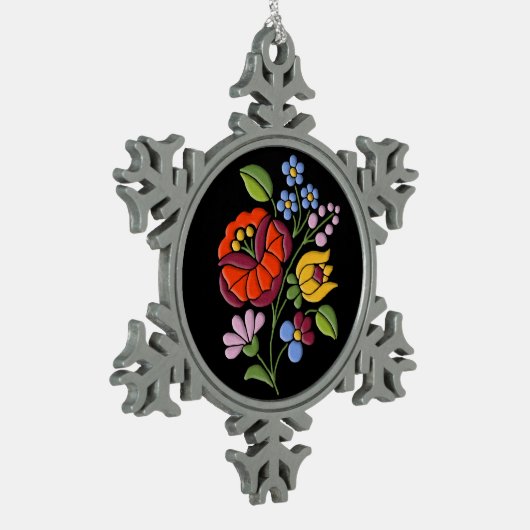 カロッサイ刺繍 – ハンガリーフォークアートブラック スノーフレークピューターオーナメント (左)