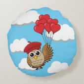 カワイイ飛んでいるフクロウハートバルーン ラウンドクッション (裏面)