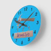 カワイイ、ハおもしろいンマー、爪、 ネイルの漫画イラストレーション ラウンド壁時計 (傾斜)