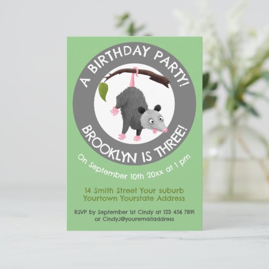 カワイオおもしろいポッサムパーソナライズされたマンガの誕生日 招待状 (スタンド正面)