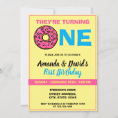 カワイトかわいいズドーナツイエロージョイントツイン第1誕生日 招待状 (正面)