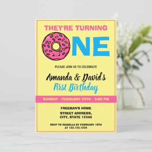 カワイトかわいいズドーナツイエロージョイントツイン第1誕生日 招待状 (スタンド正面)