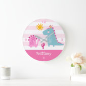 カワイトかわいいズ恐竜ガールピンク子供部屋名前をカスタムする ラージ壁時計 (ホーム)