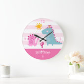 カワイトかわいいズ恐竜ガールピンク子供部屋名前をカスタムする ラージ壁時計 (ホーム)