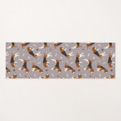 カワイトビーグルズの前足とボーンズグレー ヨガマット (正面(横))