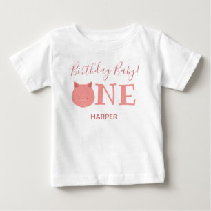 カワイトピグレワンネームファースト誕生日 ベビーTシャツ