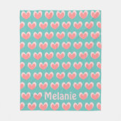 カワイトピンクのハートとティール(緑がかった色)パタパーソナライズされたーン フリースブランケット (正面)