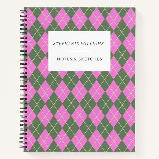 カワイトレトロ名門私立校風のピンクグリーンアーガイルパーソナライズされた ノートブック (正面)
