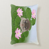 カワウソおよびはすの花 アクセントクッション (正面(垂直))