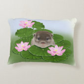 カワウソおよびはすの花 アクセントクッション (裏面)