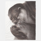カワウソのキス アート - 手描きの野生動物デザイン フリースブランケット (正面)