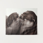 カワウソのキス アート - 手描きの野生動物 タペストリー (正面(横))