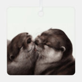 カワウソのキス アート - 手描きの野生動物 メタルオーナメント (正面)