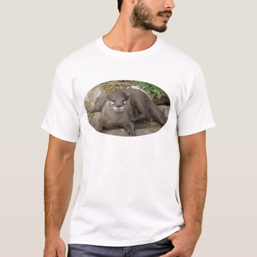 カワウソの休息の人のTシャツ Tシャツ (正面)