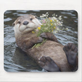 カワウソの野花ブーケ浮き輪 マウスパッド (正面)
