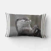 カワウソの首謀者の枕 ランバークッション (裏面)