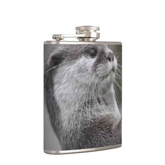 カワウソの首謀者 フラスク (右)