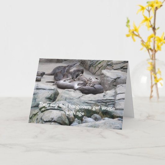 カワウソ付き二日酔い誕生日カード カード (黄色い花)