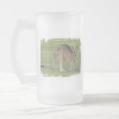 カンガルーによって曇らされるビールのジョッキ フロストグラスビールジョッキ (左)