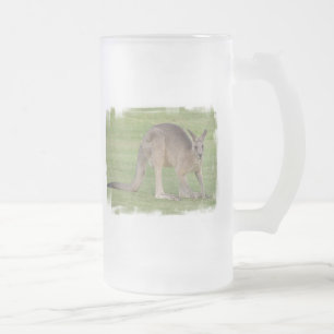 カンガルーによって曇らされるビールのジョッキ フロストグラスビールジョッキ