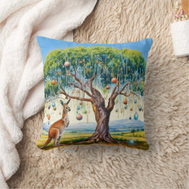 カンガルーの下にクリスマスバウブルとガムツリー クッション