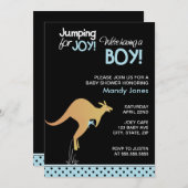 カンガルーは喜びのモダンな男の子のベビーシャワーのために跳んでいる 招待状 (正面/裏面)