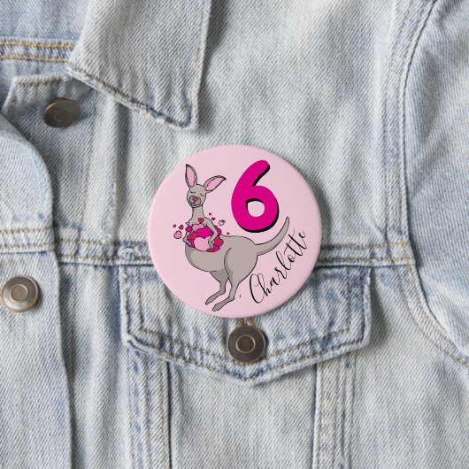 カンガルーガールズ6th誕生日の名前ピンクボタン 缶バッジ (インサイチュ)