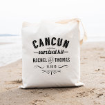 カンクンサバイバルキット |結婚へようこそ トートバッグ<br><div class="desc">鍵の生き残り結婚の必需品(水、軽食、鎮痛剤、包帯、裁縫キットなど)を可愛いカンクンの歓迎バッグで出迎え結婚なさい!デザインの特徴"カンクン生存キット"黒ヴィンテージ薬用スタイル文字。名前と日付でパーソナ結婚ライズ。名前の長さに基づいカスタマイズて、「It」ボタンを使用してフォントサイズを調整する。その他の場所結婚については、連絡Kristenのredwoodandvine@gmail.comを参照。</div>