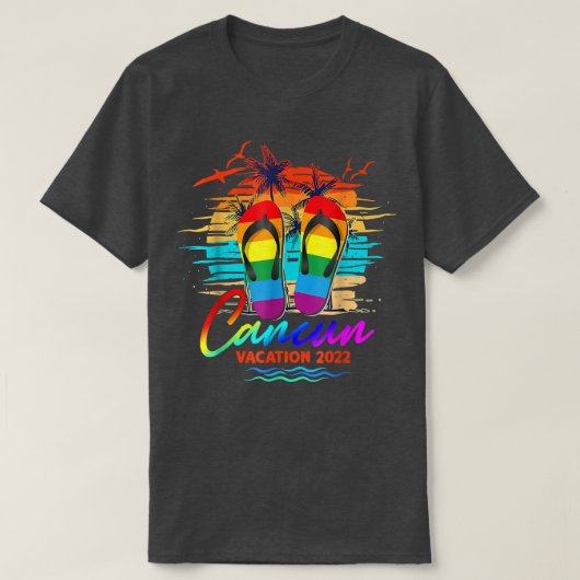カンクンメキシコバケーション2022フリップフロップLGBTサマー Tシャツ (デザイン正面)