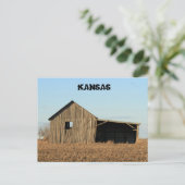 カンザスの木造の納屋のフィールドのポストカード ポストカード (スタンド正面)