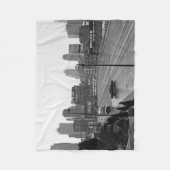 カンザスシティアーバンスカイライン、モノクロ写真 フリースブランケット (正面)