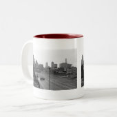 カンザスシティーのダウンタウンスカイライン – 白黒の写真 ツートーンマグカップ (正面左)