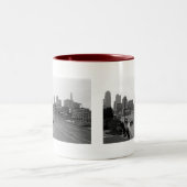 カンザスシティーのダウンタウンスカイライン – 白黒の写真 ツートーンマグカップ (中央)