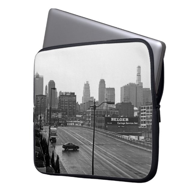 カンザスシティーのダウンタウン ラップトップスリーブ (正面左)