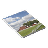 カンザス州パモナにある赤い納屋と農場。 ノートパッド (アングル)